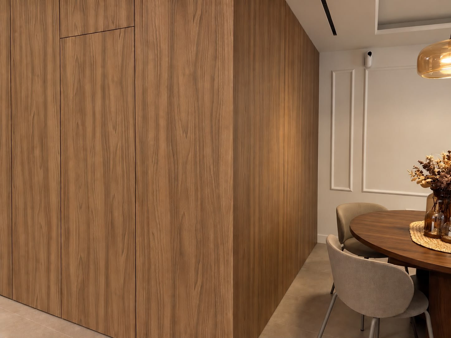 Detalle de frente de madera perfectamente ajustado junto a la zona de comedor