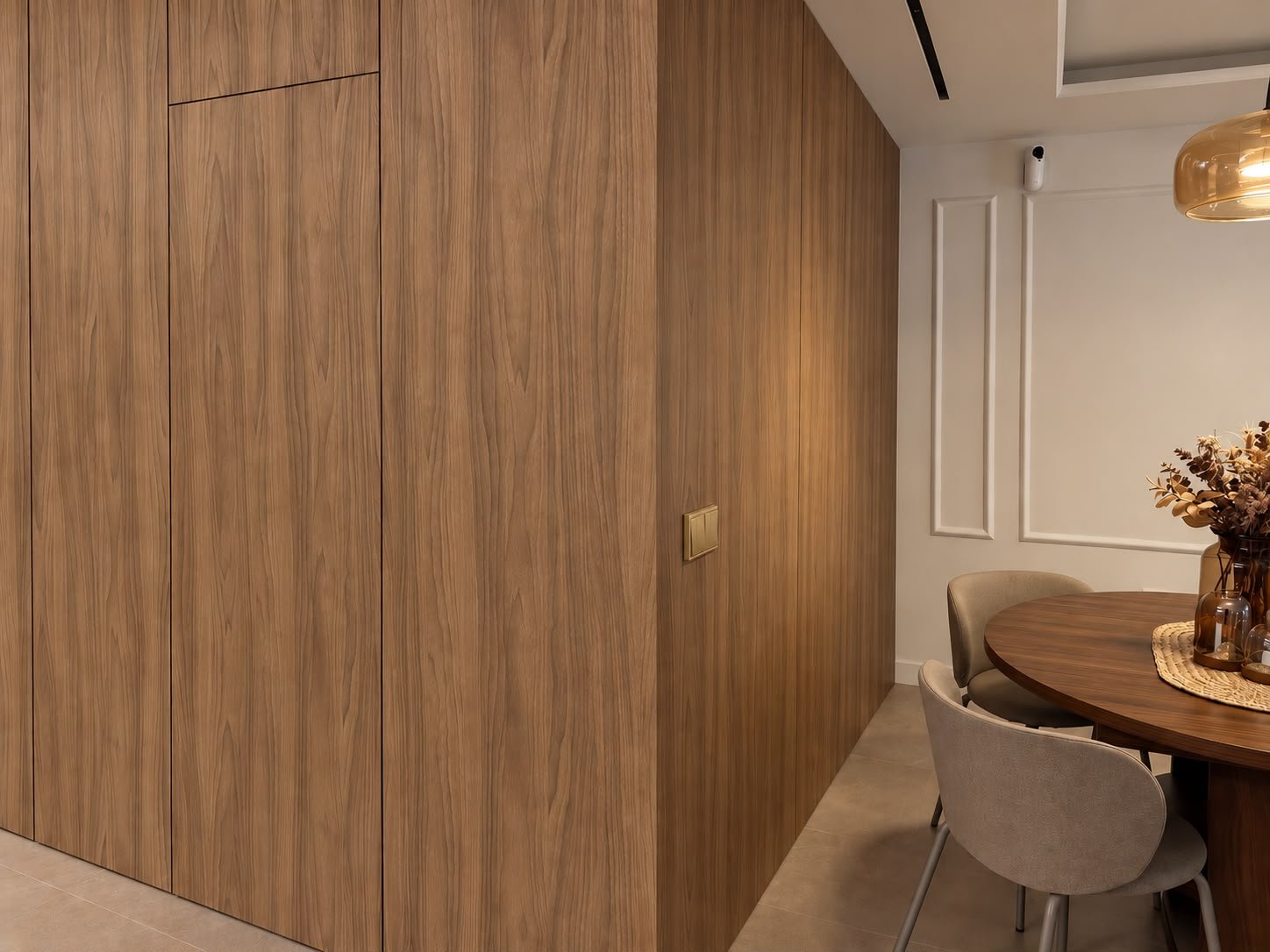 Detalle de frente de madera con apertura integrada junto a la zona de comedor